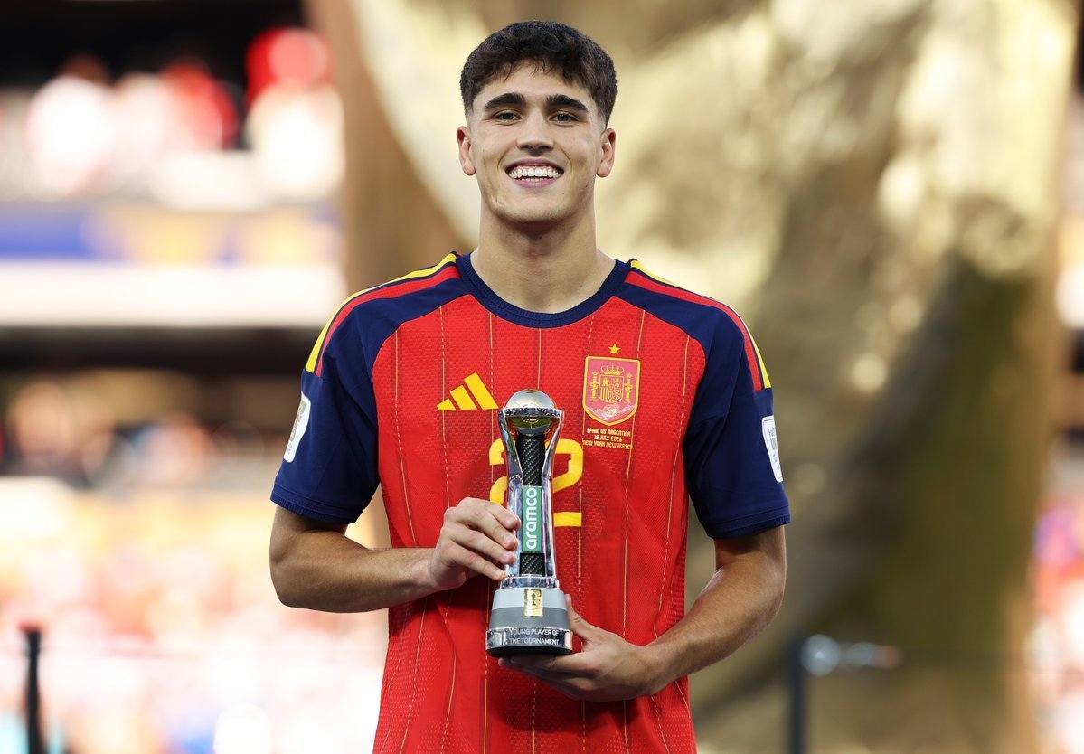 AQ_M10's tweet photo. ١٩ سنة اساسي في برشلونة والمنتخب الاسباني افضل مدافع في بطولة كأس العالم. ظاهرة https://t.co/hce9dEzjS3