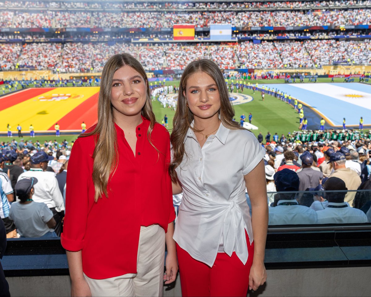 CasaReal's tweet photo. Los Reyes, la Princesa de Asturias y la Infanta Sofía han asistido en Nueva York al partido final de la “Copa Mundial de la FIFA 2026” entre las selecciones nacionales de España y Argentina.

➡️https://t.co/y3qVOFHfxs https://t.co/lAvgMa8r6x