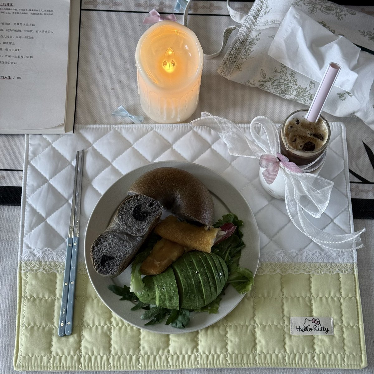 5143612h's tweet photo. 周一的雨有点黏人，但早餐可以很“甜”。
黑芝麻养发，牛油果补心，龙眼拿铁负责唤醒困倦的神经。
吃完这顿，觉得全世界都可以原谅。 https://t.co/EJft9PchpM