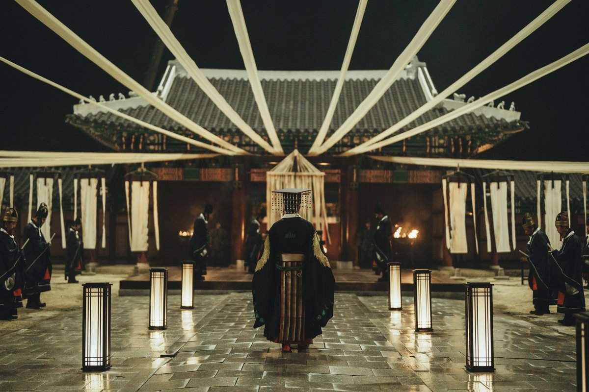 NetflixKR's tweet photo. 보이지 않는 것까지 쌓아 올린 디테일. 과몰입하게 될 수밖에 없는 <동궁>의 세계. 

<동궁> 지금 바로 넷플릭스에서. https://t.co/rCwc2Vesbo