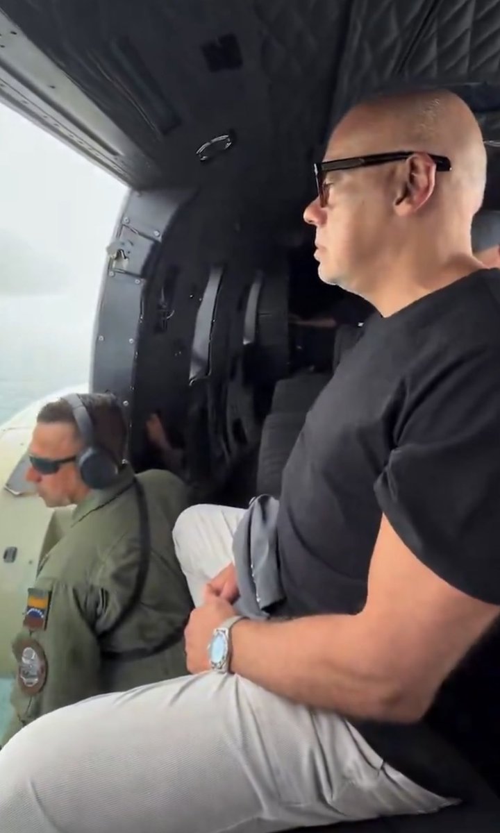 SantiagoRafa11's tweet photo. $10 mil dólares por vuelo para tomarse selfies mirando al vacío.

Es repulsivo lo que están haciendo con el país. No deberían permanecer ni un minuto más en el poder. https://t.co/1u3n3ciYrZ