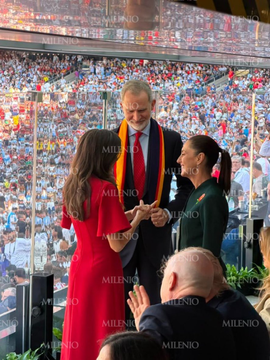 bardelacroix's tweet photo. No piensen mal, seguro le estaba exigiendo las disculpas #mundialdefútbol2026 https://t.co/L9Kz76Zuhj