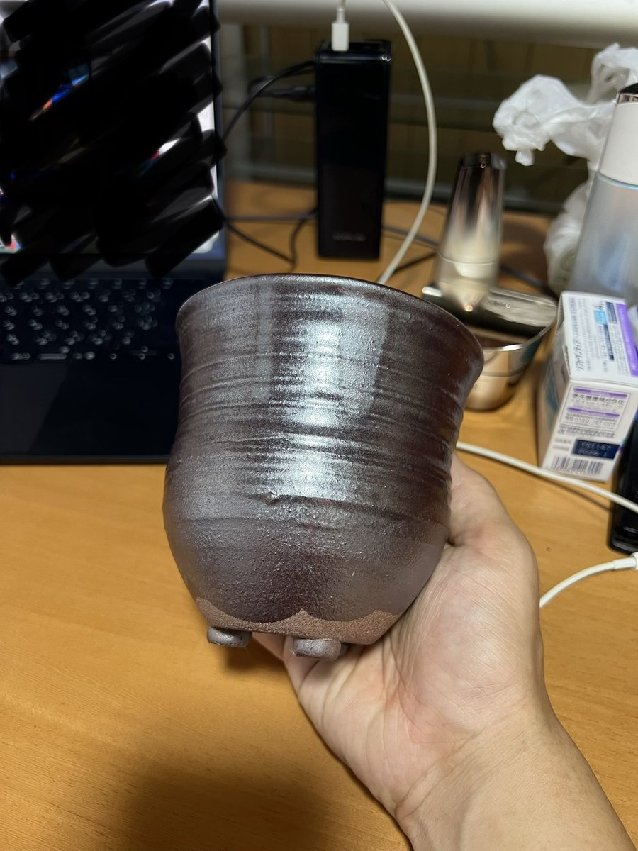 ebiodori19's tweet photo. 出張で佐賀へ、2ヶ月とかいう長期は無くなったけどまだあるんだよなぁー😩そろそろ魚飼いたい🐟そして昨日、出張先で知り合った窯元さんのところで1年越しで作ってもらったオリジナルの鉢を回収してきた🪴コレは好き😍 https://t.co/vaOXMTxPJ7