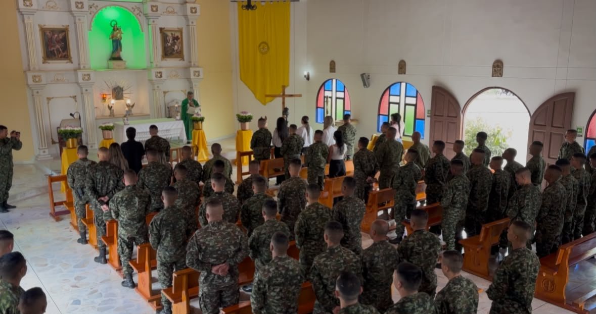 Ejercito_Div7's tweet photo. #DíaDelHéroe | En el Grupo de Caballería N.° 4 Juan del Corral, de la #CuartaBrigada del @COL_EJERCITO, conmemoramos el Día del Héroe de la Nación y sus Familias, rindiendo homenaje a quienes ofrendaron su vida por Colombia y a nuestros héroes heridos en cumplimiento del deber. 🇨🇴

También exaltamos la fortaleza y el amor de sus familias, ejemplo de resiliencia y compromiso. Su legado vive en cada soldado que continúa trabajando por la seguridad y el bienestar de todos los colombianos.

#PatriaHonorLealtad