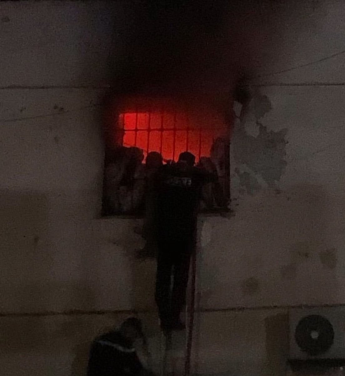 ErenJaegerto's tweet photo. @algatedz Pendant ce temps en algerie : https://t.co/YI355Fergd