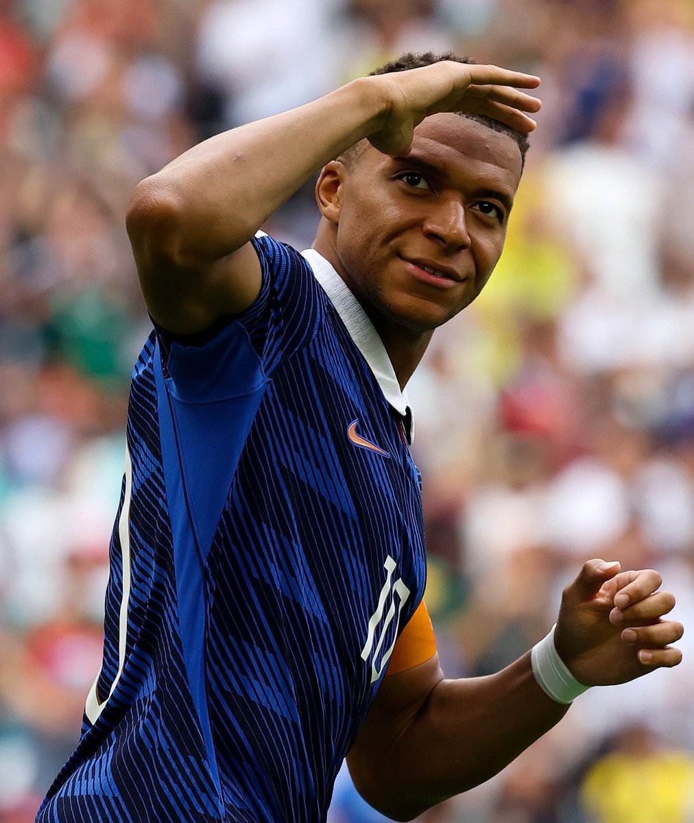 NoodleHairCR7's tweet photo. 🚨 Top Scorers of Each Competition:

World Cup: Kylian Mbappe 
UEFA Euro: Cristiano Ronaldo 
Champions League: Cristiano Ronaldo 
Copa America: Norberto Mendez

Messi???? https://t.co/QqPMyiSXxD