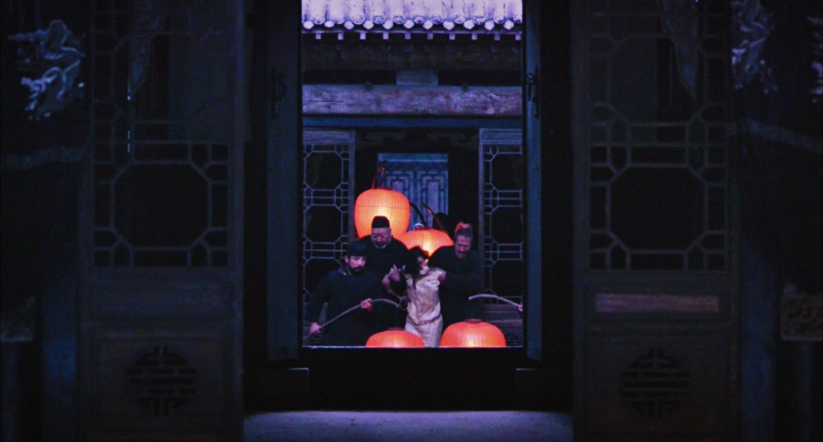 JawsCinema's tweet photo. Grosse claque devant Raise The Red Lantern (1991) de Zhang Yimou

Un film extrêmement puissant qui dépeint une prison dorée, avec ces épouses enfermées dans un domaine familial, démontrant ainsi le caractère déshumanisant de la place réservée aux femmes. https://t.co/DzQl86nfCt