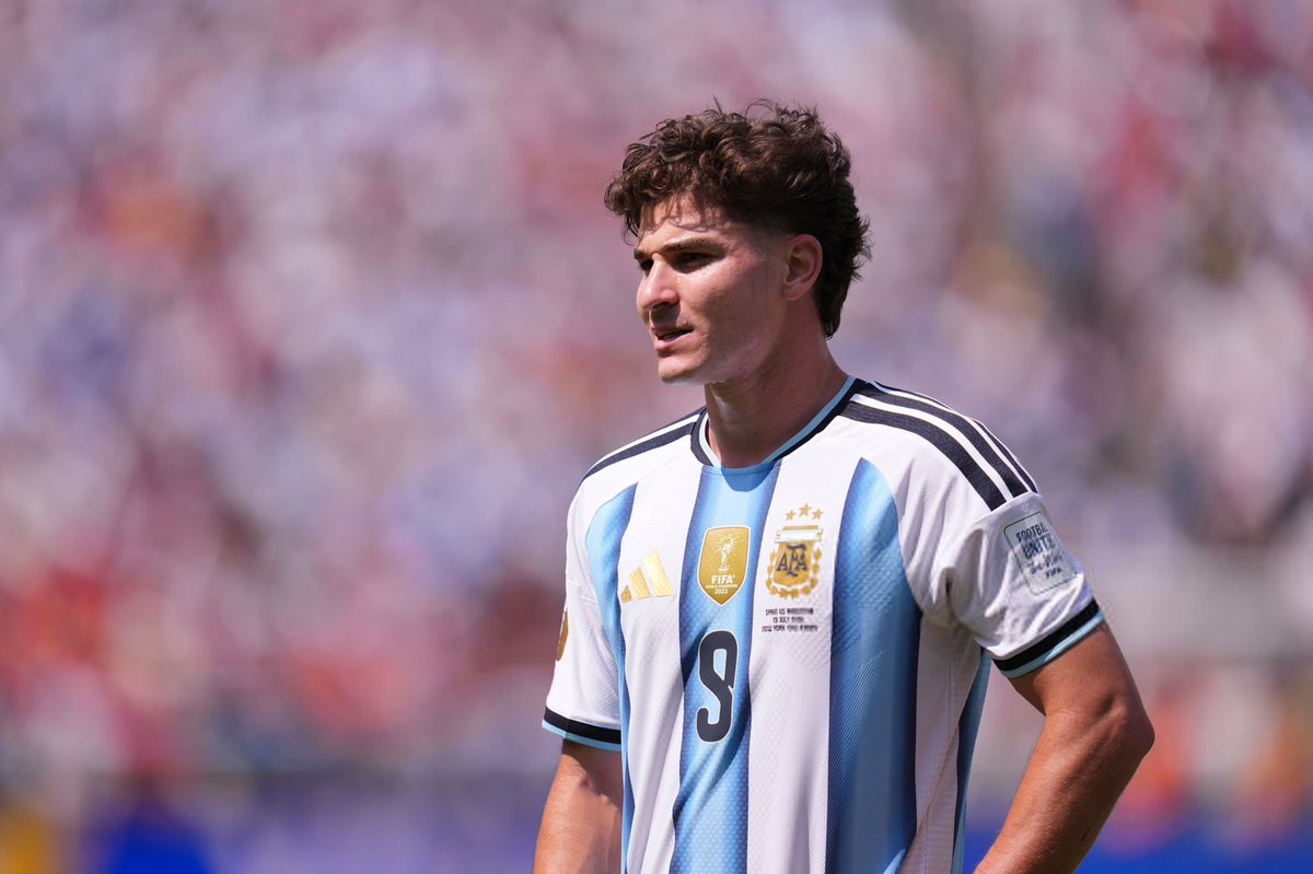 termenzo's tweet photo. Criarte desde chico con una pelota. Queriendo estar cerca de ella, metiendo goles, teniendo chances cerca del arco rival.

Te toca jugar una final del mundo y tu tarea sólo es correr detrás de los defensores. 

Debe ser de las peores sensaciones del mundo. https://t.co/UokHfiH3eL