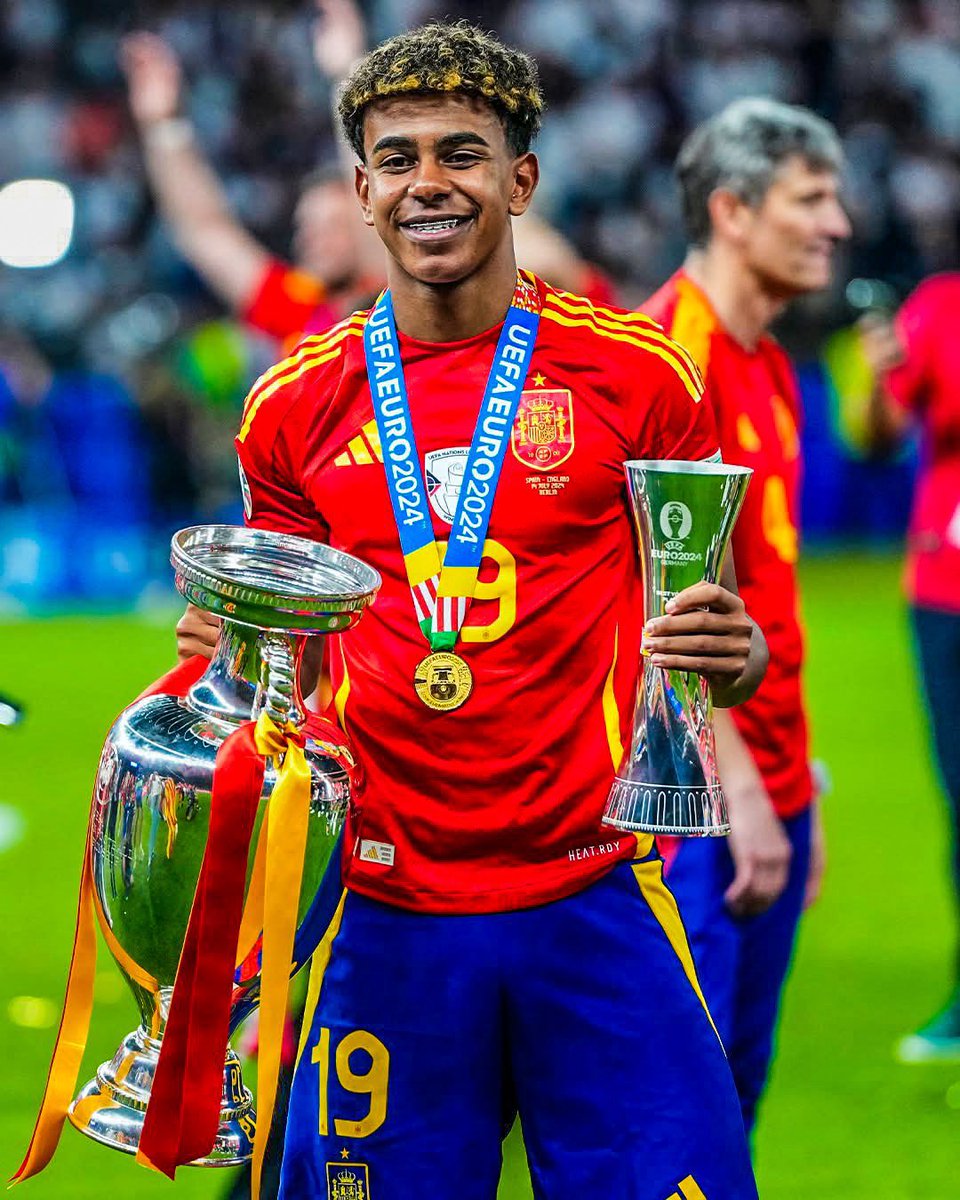 YamalUnivers's tweet photo. Euro x Coupe du Monde 🫨✨

19 ans. 💫🥹 https://t.co/15TpSAAg93