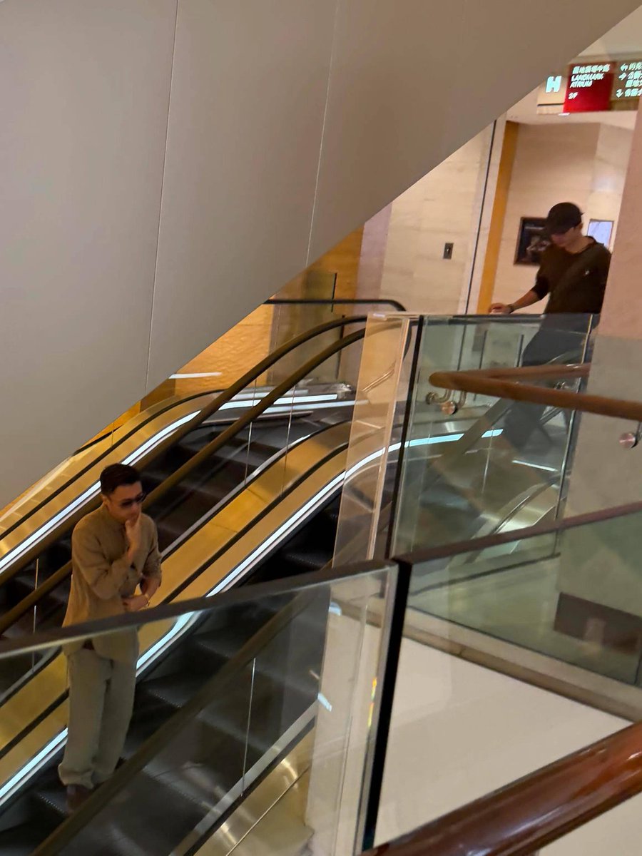 Coo012312's tweet photo. A stranger helped me carry my heavy groceries up the 5th floor today—small act, huge warmth made my whole day!， https://t.co/DqCZcJqYjv