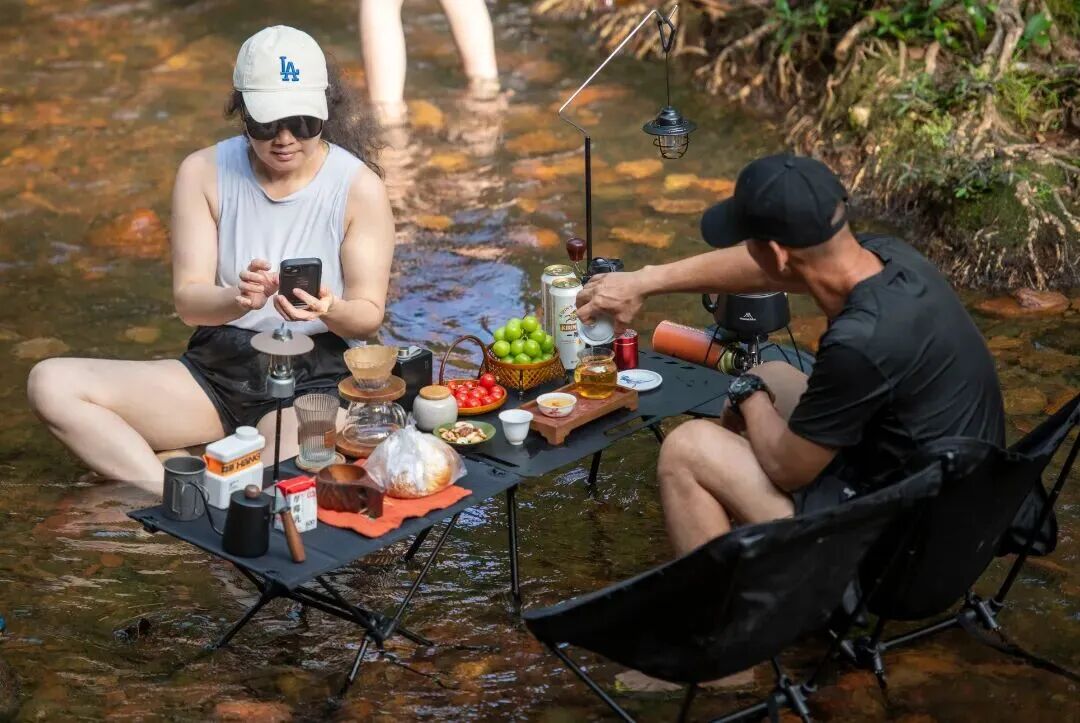 MeetQionghai's tweet photo. ⛰️Hidden deep in the valley of Shibi Town, Qionghai, lies a "natural air conditioner" — Nan Niu Waterfall. The 30-meter cascade plunges into an emerald pool, sending a misty spray that drops the temperature by 5°C. Follow the 300-meter boardwalk through the rainforest, and explore the "Water Curtain Cave" view. Sunlight through the mist reveals fleeting double rainbows. No splash, no summer! Visa-free for 86 countries. Come chill in Qionghai! (Photo: Meng Zhongde)
#Waterfall #NatureLovers #HiddenGems #SummerEscape #Qionghai #VisaFreeHainan