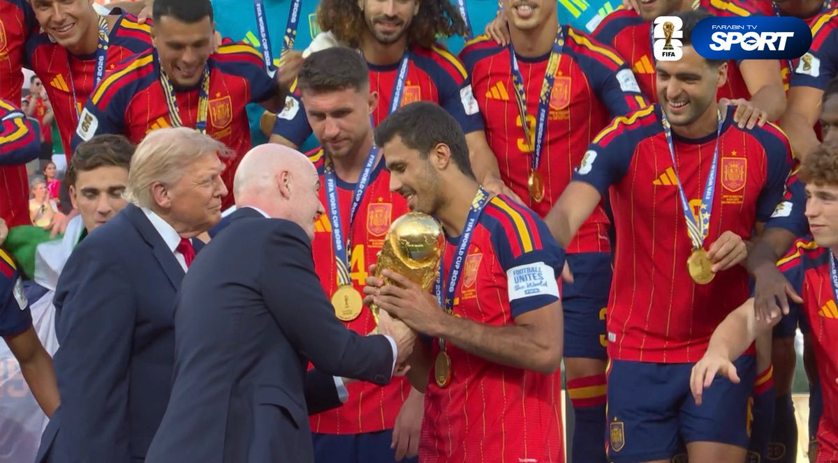 farabintvsport's tweet photo. یک ماه جنون، یک عمر خاطره؛ پرونده جام جهانی ۲۰۲۶ بسته شد!

چقدر زود گذشت... انگار همین دیروز بود که سوت آغاز مسابقات زده شد و حالا بزرگ‌ترین، پرماجراترین و دیوانه‌کننده‌ترین جام جهانی تاریخ به ایستگاه آخر رسید. جامی که فراتر از فوتبال، یک ترن هوایی از احساسات و شگفتی‌ها بود.

کی فکرش را می‌کرد؟ ایتالیا نیاید! غول‌هایی مثل فرانسه و انگلیس در یک قدمی جام زانو بزنند، مدعیان بزرگی که اصلاً انتظارش را نداشتیم خیلی زودتر چمدان‌ها را ببندند و در عوض، وایکینگهای نروژی بدرخشند، و شگفتی‌سازانی با قلب‌های شیر تا روزهای پایانی همپای بزرگان بجنگند و تمام معادلات را به هم بریزند.

یک فینال ماندگار و شبی که نیوجرسی را تکان داد:
نمایش خیره‌کننده هالف‌تایم: میان دو نیمه فینال، یک انفجار هنری ۲۷ دقیقه‌ای رخ داد! استیج مسابقه با پرفورمنس و آوازخوانی اسطوره‌هایی مثل مدونا، شکیرا، BTS و جاستین بیبر به آتش کشیده شد؛ جادویی که فراتر از استانداردهای یک مسابقه ورزشی بود.

اهدای جام توسط ترامپ! در مراسم باشکوه پایانی، دونالد ترامپ جوایز بازیکنان و مربیان را اهدا کرد.

پادشاهی جدید لاروخا: و سرانجام لحظه موعود؛ کاپیتان اسپانیا جام طلایی را روی سرش برد تا نسل جدید ماتادورها بر بام فوتبال جهان دست‌افشانی کنند دومین ستاره قهرمانی خود را کسب کنند. 
این جام تمام شد، اما بحث‌ها، اشک‌ها و لبخندهایش تا سال‌ها در تاریخ فوتبال زنده خواهد ماند.

#جام_جهانی #جام_جهانی_2026 #فوتبال #فینال #اسپانیا #آرژانتین