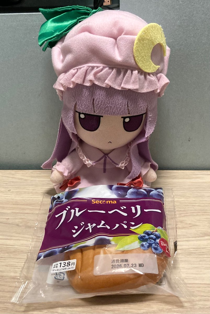 rrroio39m's tweet photo. ブルーベリージャムパンを召し上がれ！

#ふもふも
#fumo https://t.co/uWzp4fjvQM