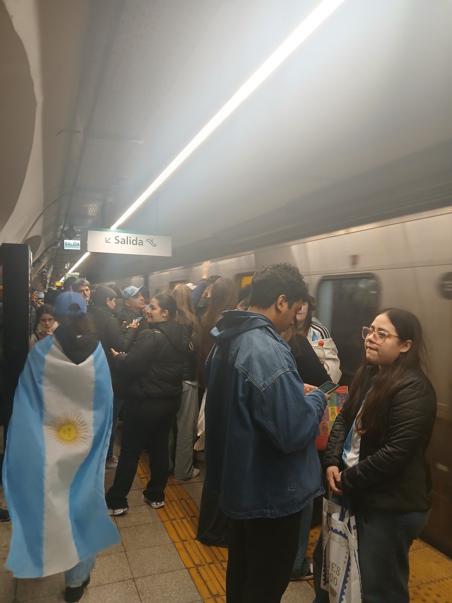BastadeDemoler's tweet photo. Tu subte nunca anda bien. Siempre con baja frecuencia y suciedad. En un día cómo hoy no se les ocurrió un operativo saturación de formaciones. Frecuencias de 12 min a 8 min. https://t.co/yJodPXLwnh