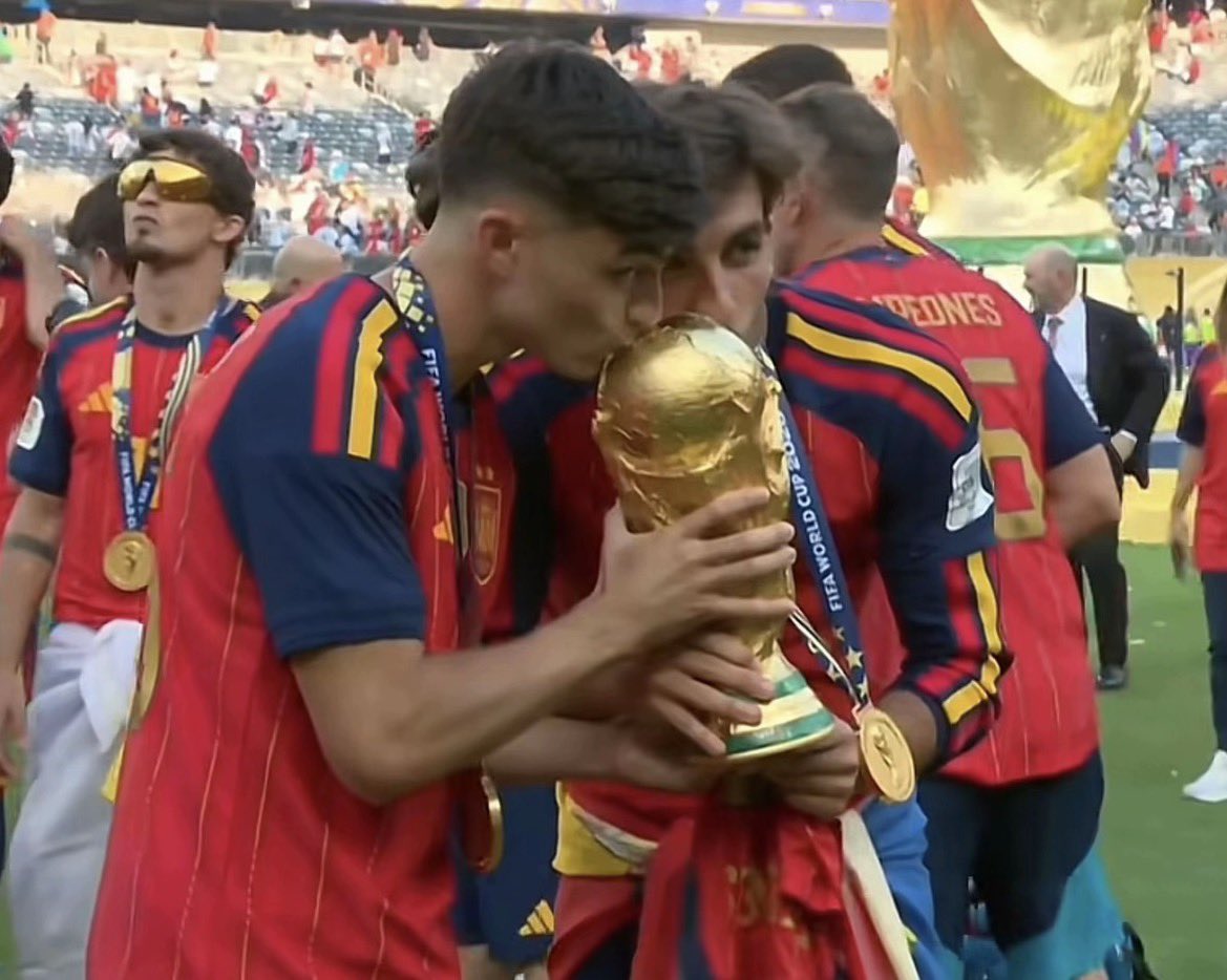 hoonlfy's tweet photo. — Au #ferri 

Donde Ferran le promete a Pedri besarlo frente a todos si anotaba un gol en la final 

O 

Donde Ferran cumple su palabra en la cancha, y ahora le toca a cobrarle la verdadera recompensa a solas. https://t.co/2wyJFHR8Dg