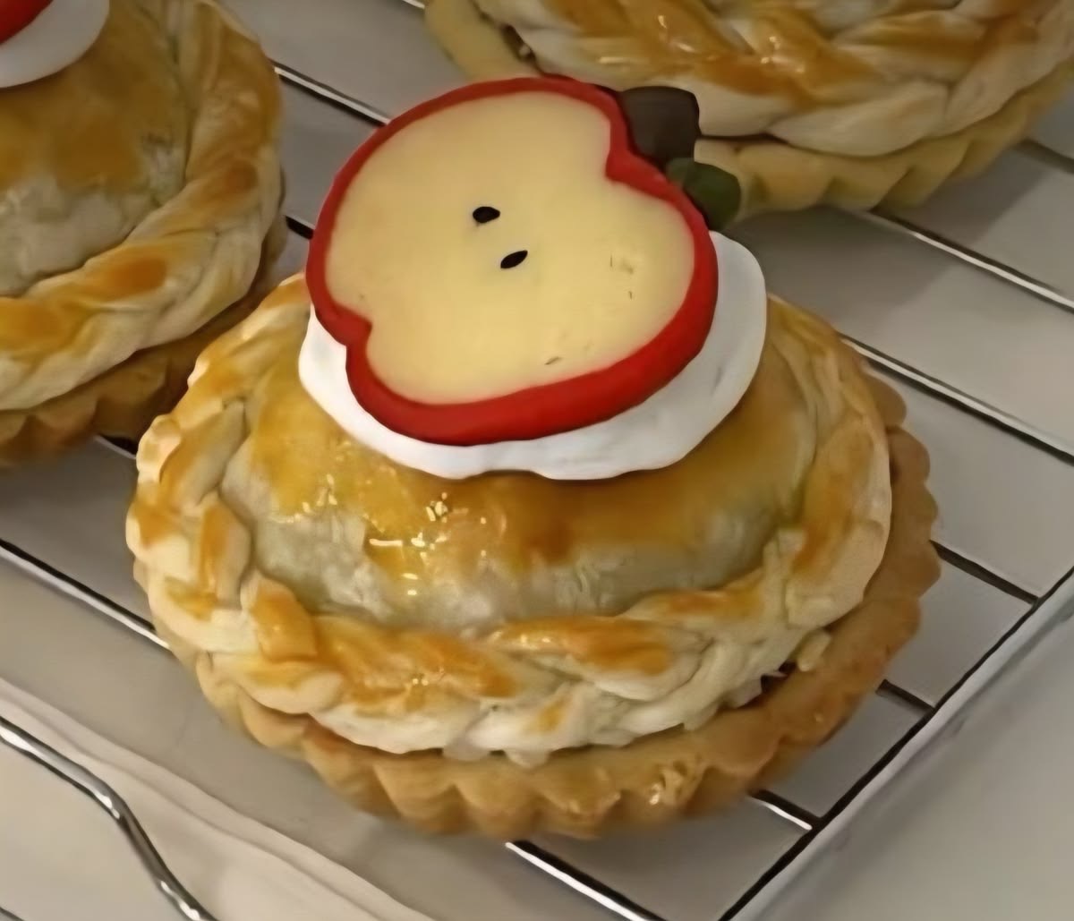 wh33lby's tweet photo. season 4 will is the cutest apple tart ever https://t.co/IUHT4PL4Qp