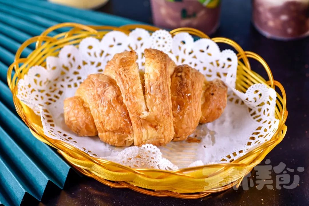 saewooo_0000's tweet photo. Just had the BEST salted egg yolk croissant in town—flaky, oozing with rich filling, and perfectly warm. 10/10 would come back for a second round this weekend! https://t.co/2JQIbY8rdL
