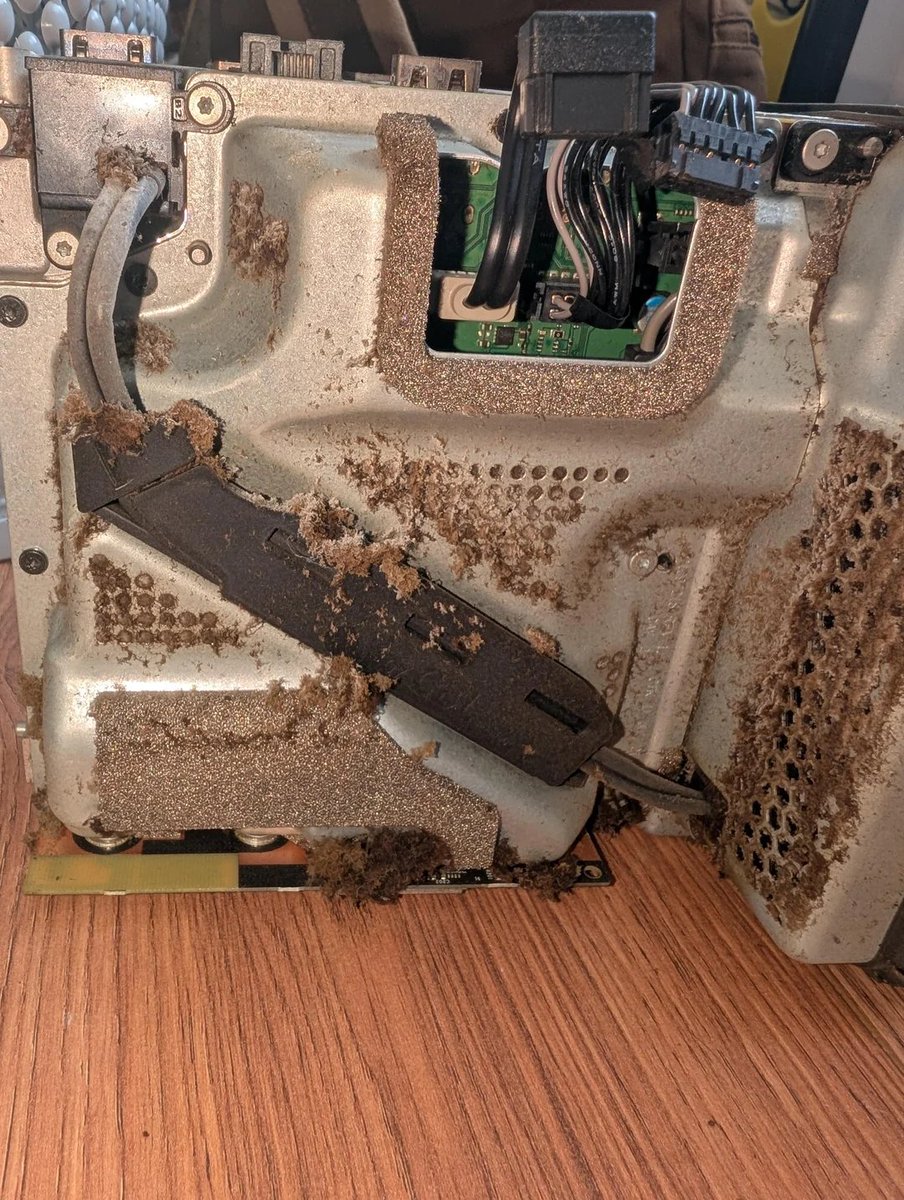 IdleSloth84_'s tweet photo. Meet the 'Dirtiest' Xbox in the World!!! 😱 https://t.co/YuY6SoEqmz
