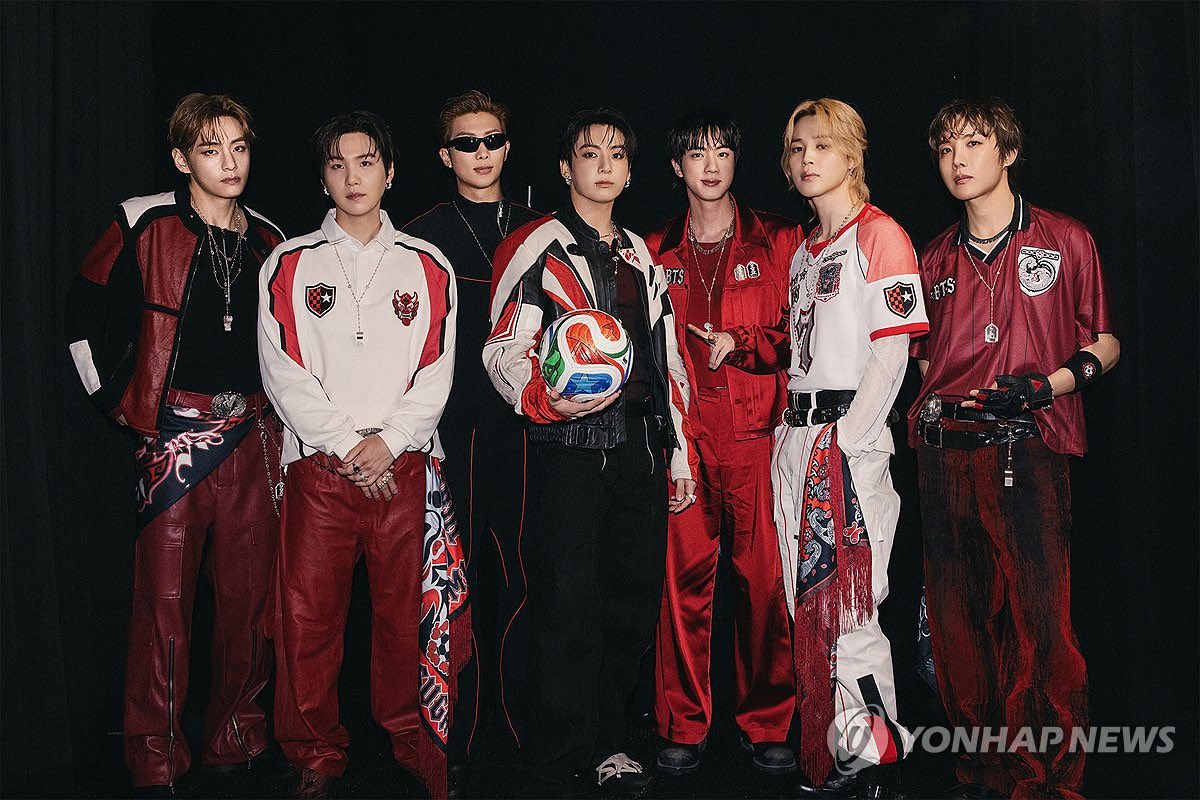 dreamjeons's tweet photo. jungkook in the center holding the 2026 FIFA world cup ball 🥹 https://t.co/38OLMTX5w4