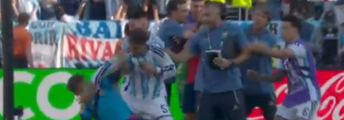 IAM_LoassGuy888's tweet photo. Este cerdo marrullero y violento de la selección Argentina, se llama Leandro Paredes. Si la FIFA, e Infantino no fuesen corruptos, este tipejo no jugaría más un partido de fútbol en su puta vida.
#MundialDeFútbol2026 #MundialRTVE #FinalMundial2026 https://t.co/uiVPQxqBF5