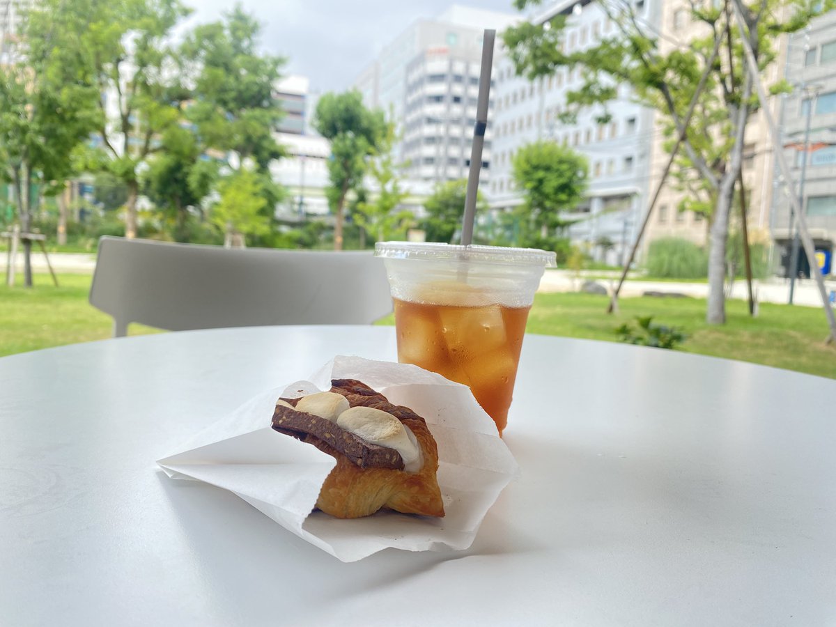 chan_moet's tweet photo. セミの大合唱を聴きながら朝パン🥐 https://t.co/5bzUzx8uvA