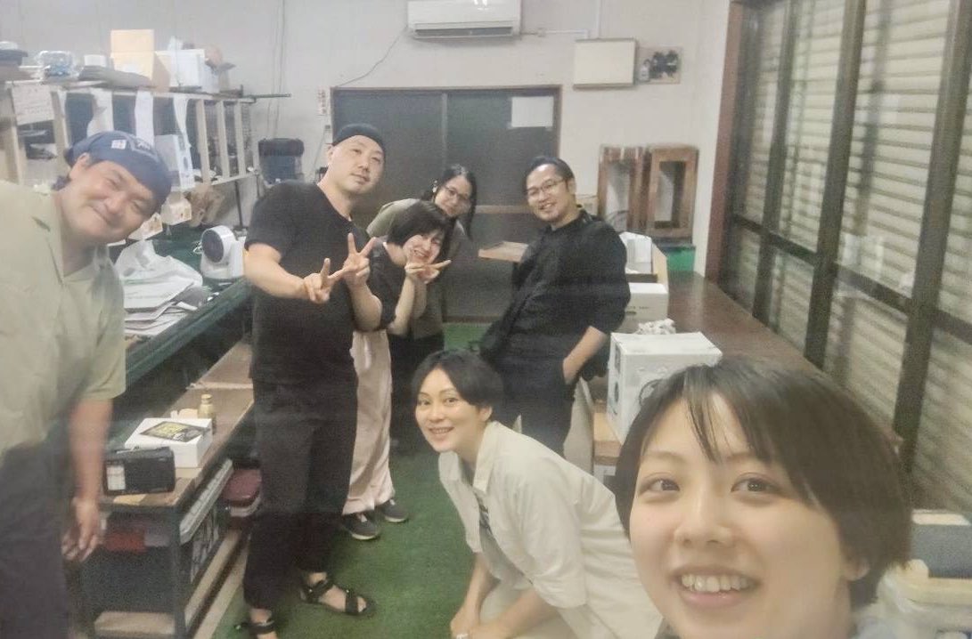 ishii_nashien's tweet photo. 昨日は稽古場から直売所への模様替えをし、日の高いうちから呑み始め、肉を焼き、何を誰と作ったら面白いか考え、宮﨑さんがシシトウを焼き、冷凍庫のアイスがドロドロに溶けて皆さんお疲れ様でした https://t.co/eVcMysj8va