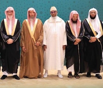 facultyhadithto's tweet photo. A picture from the annual meetings of our esteemed guest Shaikh Professor Dr Mohammed Ibnul-Husain Baqshish along with the board of trustees of the prestigious Custodian of the Two Holy Mosques King Salman bin Abdul-Aziz Aal-Saud Complex for the Prophet’s Noble Hadith in Madinah. https://t.co/SFCSAzxZSZ