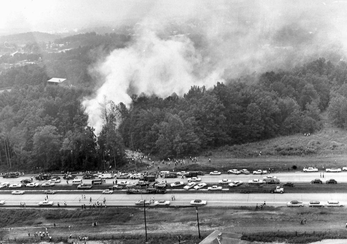 HiFlyRyan's tweet photo. #OTD In 1967: Piedmont Airlines Flight 22 (N68650), a Boeing 727-22 &amp; 21 SIERRA (N3121S), a Cessna 310, had a mid-air collision over Hendersonville, North Carolina, killing 82 occupants onboard both planes. https://t.co/qQTQvEwsCm