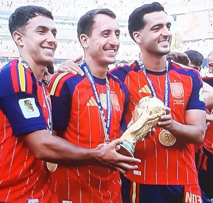 _jareta's tweet photo. esta foto me ha tocado una fibra sensible

mis tres como los quiero🥹🥹🥹 https://t.co/H2fq2jdUck