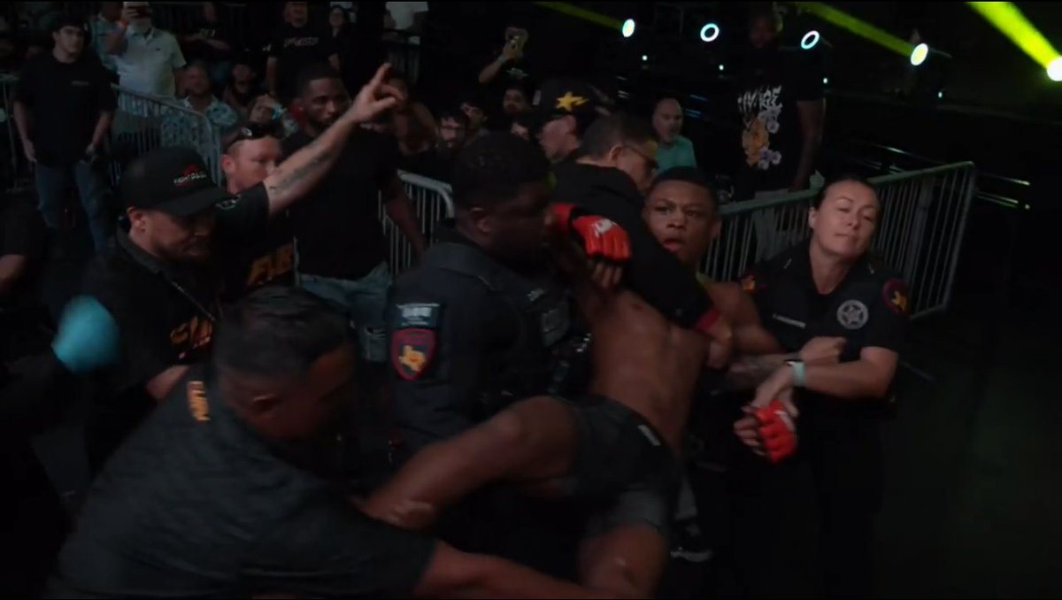 MMA__Matchmaker's tweet photo. THESE THINGS HAPPEN IN MMA

#FuryFC121 #MMA https://t.co/1ZeXobpzt8