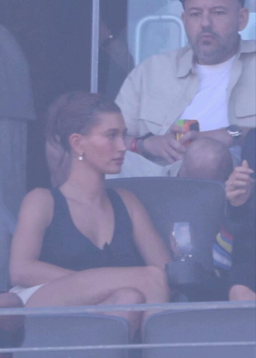 hbbrmidias's tweet photo. Hailey Bieber na final da Copa do Mundo de 2026, entre Argentina e Espanha, no MetLife Stadium, em East Rutherford, Nova Jersey. (19 de julho) https://t.co/CYaYQlyRtR