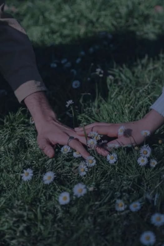 KateriSeraphina's tweet photo. Gabriel García Márquez l'a si bien exprimé :
- Qui t'a dit qu'il fallait se dévêtir pour faire l'amour ?
- Autant que je sache, c'est ainsi que cela se fait.
- Non, ce n'est pas la seule manière de faire l'amour.
- Alors, comment peut-on faire l'amour ?
- Garde tes vêtements et parlons jusqu'à l'épuisement, rions de tout et de rien, regardons-nous. Avec moi, tu n'as pas besoin de dénuder ton corps, mais ton âme. Regardons-nous jusqu'à ce que les mots nous manquent, et là, dans ce moment où les paroles deviennent inutiles pour exprimer ce que l'on ressent, dans ce silence infini, nous pourrons nous toucher. Comprends-tu ?
- Tu dis que nous nous toucherons ?
- Oui, nous nous toucherons avec la tendre subtilité d'une caresse qui s'étend doucement jusqu'à l'éternité, dans une étreinte.
- Oh, comme c'est beau !
- Regarde : me laisseras-tu tenir ta main ?
- Oui.
- Le sens-tu ? Voilà une des façons de faire l'amour. C'est cela.
Garde tes vêtements et parlons jusqu'à l'épuisement. Regardons nos bouches, nos cils, nos lèvres, et si le baiser doit venir, il viendra sans demander la permission.
Parlons jusqu'à connaître toutes nos mémoires, jusqu'à dévoiler nos secrets les plus profonds ; laisse-moi te contempler jusqu'à la délectation la plus extrême et délicieuse, laisse-moi voir ton âme.
Sur ce bonne et douce nuit à tous..