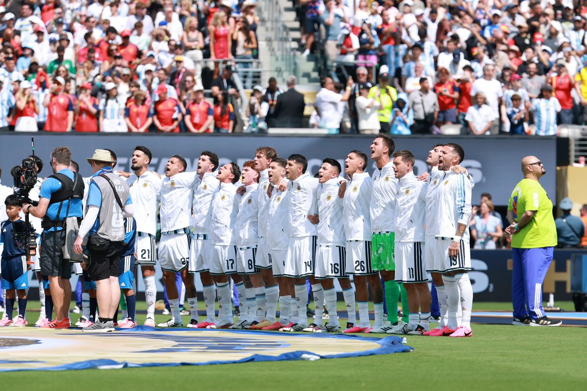 Andreswatsonok's tweet photo. ¡GRACIAS POR SIEMPRE, SELECCIÓN!

A todo el plantel de jugadores, al cuerpo técnico y en especial a Leo 🔟, gracias por las alegrías, por dejarnos soñar siempre en grande y por defender nuestros colores con tanta pasión, valores y compromiso. 

¡Vamos Argentina 🇦🇷! https://t.co/ICNSilqUj2