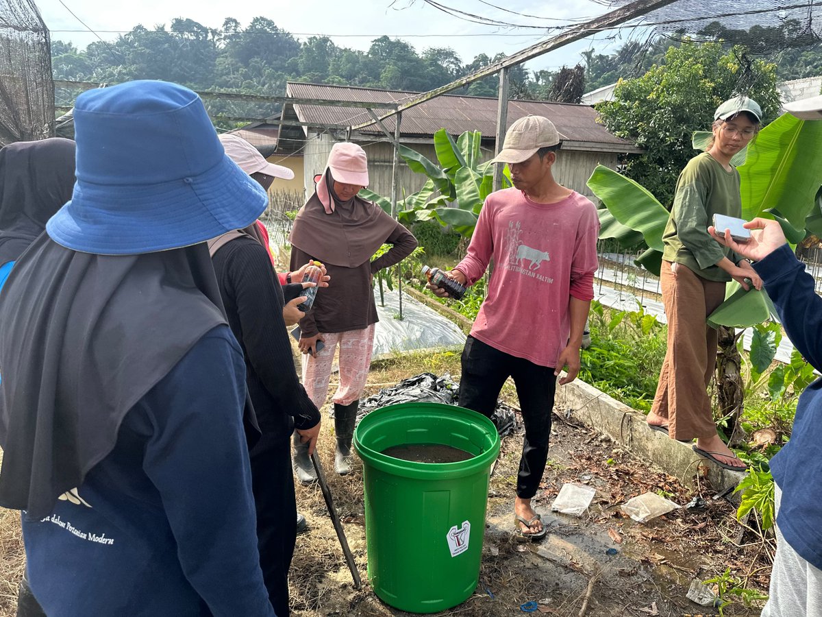 brmpkaltim's tweet photo. Manfaatkan Limbah Organik Pertanian, Peserta PKL Praktik Buat Kompos Jerami di IP2MP Lempake https://t.co/Ubyr6DOT8U