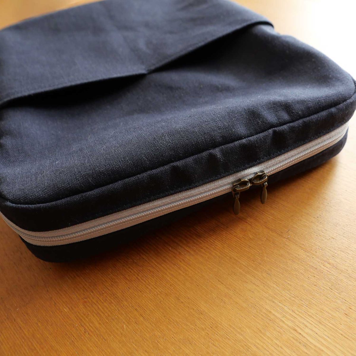 arrirri's tweet photo. 縦型収納ポーチ。
型紙のダウンロード販売に向けてショップのページを作ったりと準備中。
型紙をもう一度確認したら型紙のサイズが違っていてびっくり。修正して縫って確認中。

このポーチはA5サイズのノート、長財布等入ります。 https://t.co/bAscNvHTqf
