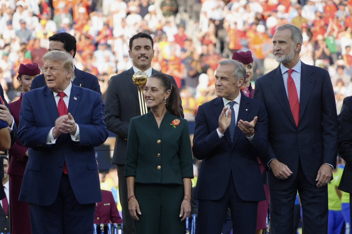 J4feT_25's tweet photo. N´ombre, se ve bien arrestada y regañada la presidenta @Claudiashein.

Una foto de varias que les dolerá a los fachos por lo que queda de mes.

Una Jefa de Estado digna de un país que fue el menor anfitrión de este mundial que algunos querían sabotear.

#ClaudiaEsMundial
#SheinbaumLíderMundial