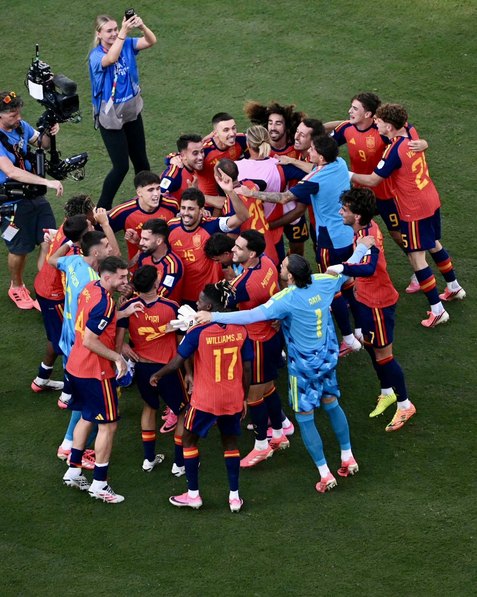 azardoski1's tweet photo. إسبانيا تنهي المشوار بأفضل صورة وتتوج بطلة لكأس العالم بعد أنتصار مستحق في النهائي .. لتكتب صفحة جديدة في تاريخها الكروي 🇪🇸 https://t.co/WNBc9uhD6A