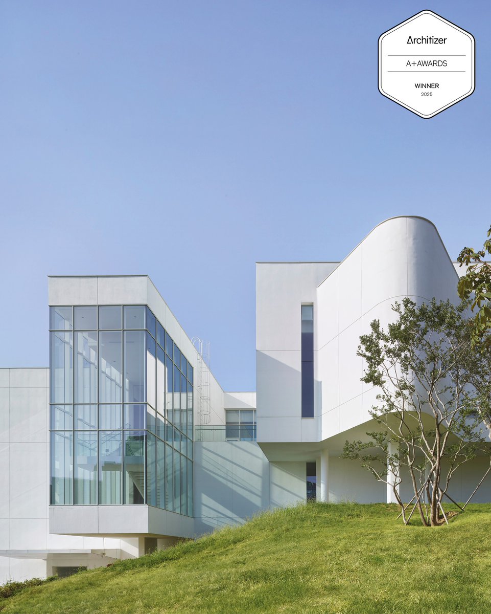 meierpartnlbvz's tweet photo. The Atheneum, New Harmony, Indiana.

The Atheneum is a true example of Meier’s interpretation of the architectural promenade - a continuous experience is mediated by the interior ramp that guides visitors from the ground floor to the rooftop terrace.… https://t.co/uxIrn3as2J