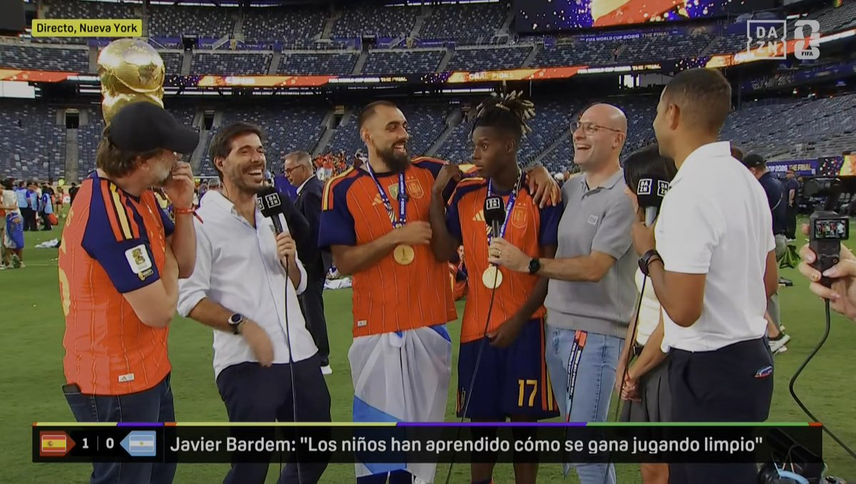 AthleticXtra's tweet photo. 🚨🎙️ Nico, sobre su gol anulado: "Yo llamaba al FBI ya, ¿eh? ¿pero tú has visto eso?" 🤣

Y sobre su asistencia: "Se la he dejado bien con la piña que tengo en la cabeza" 🍍 https://t.co/lTBHFzsl7u