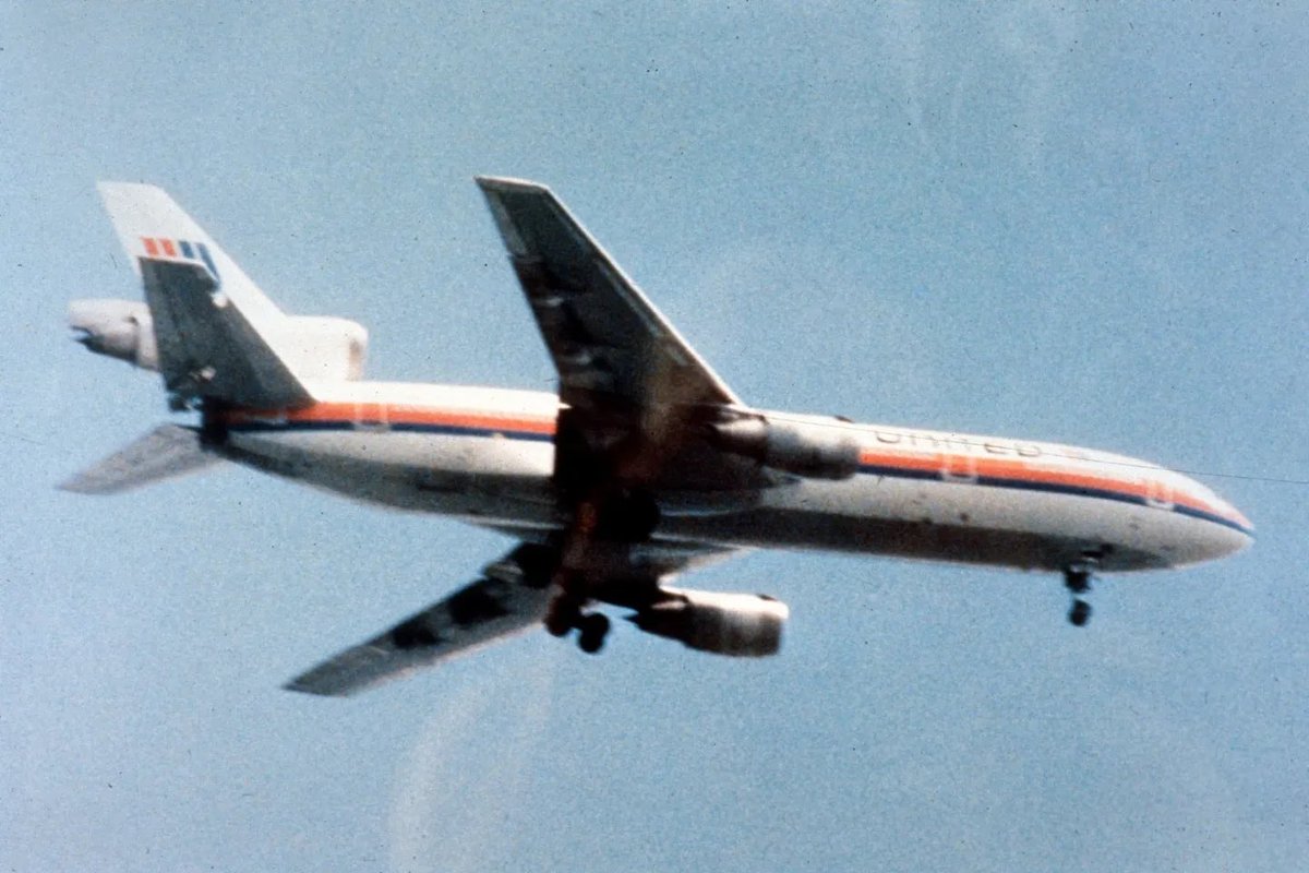 HiFlyRyan's tweet photo. #OTD In 1989: United Airlines Flight 232 (N1819U), a McDonnell Douglas DC-10-10, crashed in Sioux Gateway Airport, Sioux City, Iowa after an engine failure while making an emergency landing, killing 112 of 296 occupants onboard. https://t.co/lpCzgIvIEw