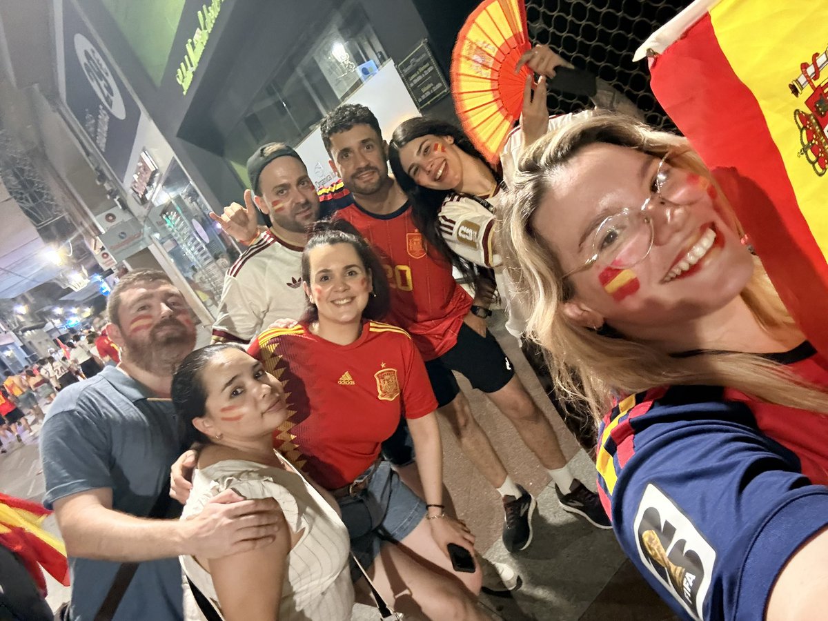 EyraVlogs's tweet photo. Gracias por hacernos vivir esto @SEFutbol amigos y familia. 
SOMOS CAMPEONES DEL MUNDO ⭐️⭐️ https://t.co/ySvpXOFZuo