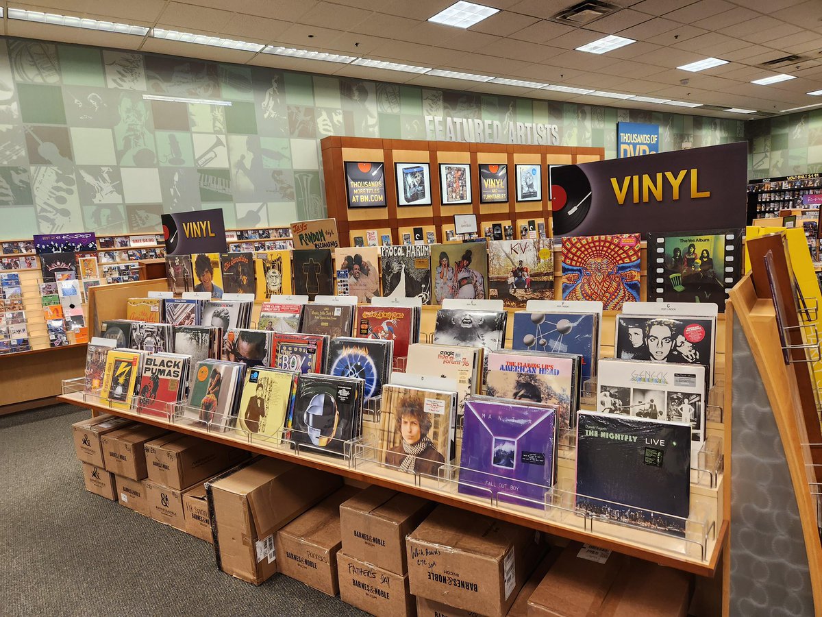 cb4s_'s tweet photo. @Mizuki_Royal31 @ZaaturTwit @naziman66678891 @BabyJoi7 Un Barnes and nobles queda en el mismo centro comercial donde yo trabajaba, una googleada nomás https://t.co/yr2iBYaoen