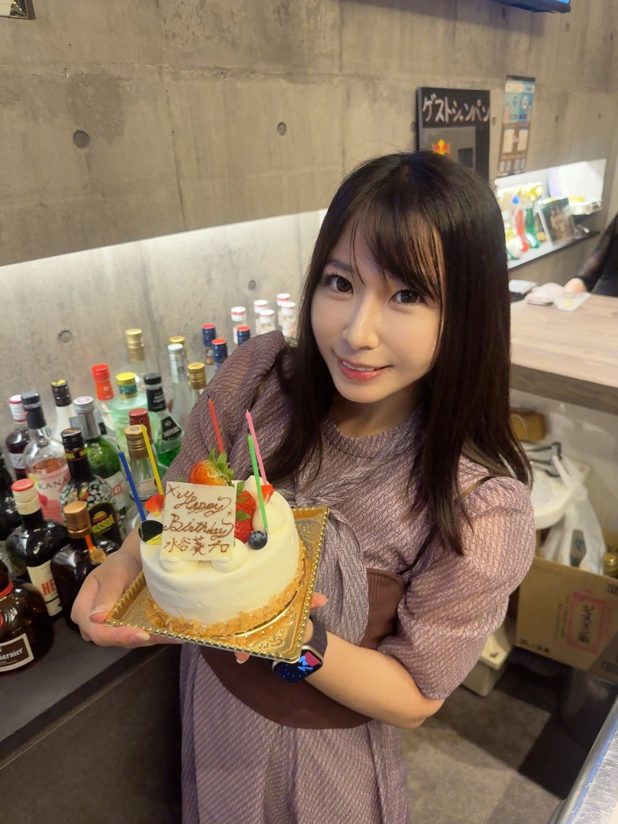 aoimi_0630's tweet photo. おはよん♥️

起きたらリポストといいねで知らせてね🫧

昨日はBar Watch様でのバースデーゲストにたくさんのご来店、本当にありがとうございました🥹💞

到着したら、既にお客様が待ってくれてて😭プレゼントもたくさん用意してくれてて😭遠隔もたくさん😭

愛が溢れてて感動しっぱなしでした！
リーグ戦勝てたら最高でしたが
悔いの残る選択が2つあったからしょうがない…！

まだまだ決定戦目指して頑張るからね！！！

今日はフュージョン様ゲスト🥂
よろしくお願いします🫶
