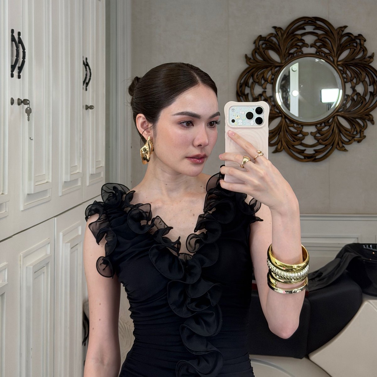 Waratin2115's tweet photo. Charlotte posted some pictures and a mini clip from #4Elements Infinite Bonds Fan Meet photoshoot on June 25.2026 💧🌊🖤

// If you look closely that’s P’Fa behind Charlotte to the side na 🙂‍↔️🙂‍↔️🙂‍↔️

#บ้านวาทินวณิช 
#อิงล็อต #englot 
#CharlotteAustin #ชาล็อตออสติน https://t.co/MfUVS5APOW