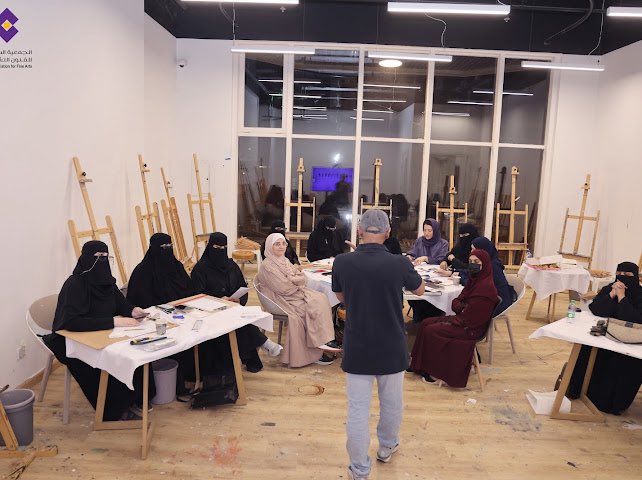 ksa_safa_'s tweet photo. انطلقت يوم #الأحد 
الموافق 19 يوليو 2026 ثاني الورشة العملية الثانية والمخصصة لفئة المحترفين ضمن برنامج #صيفنا_فن
من خلال ورشة:
 “أساسيات رسم الخيل بأقلام الرصاص” التي يقدمها المدرب والفنان فهد العمار
@danken_fahad 
وشهد اليوم الأول من الورشة، الممتدة على مدى ثلاثة أيام تدريبية، حضورا مميزا وتفاعلا كبيرا من المشاركين، الذين باشروا التعرف على الأسس الفنية لرسم الخيل، وتنمية مهاراتهم في استخدام أقلام الرصاص بأساليب احترافية.
وتأتي هذه الورشة ضمن سلسلة الورش العملية التي تنظمها الجمعية السعودية للفنون التشكيلية، بهدف تطوير مهارات الفنانين، ورفع مستوى الممارسة الفنية، وإتاحة فرص التعلم على أيدي نخبة من الفنانين والمتخصصين.

#المشروع_الثقافي 
#الجمعية_السعودية_للفنون_التشكيلية 
#نكبر_ويكبر_معنا_الفنان_التشكيلي 
#فن_تشكيلي 
#صيفنا_فن_بالرياض
@MOCSaudi
@ncnp_sa
@pan_gulf_mktg