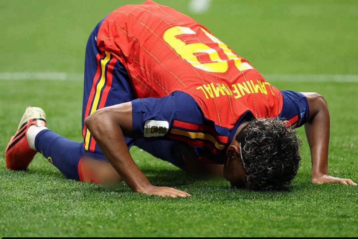 Marwanyonss's tweet photo. سجدة لامين بطل كأس العالم، في قلب الأراضي الأمريكية..

لا يعلو ع الإسلام شيء♥ https://t.co/ed6RFSR74l