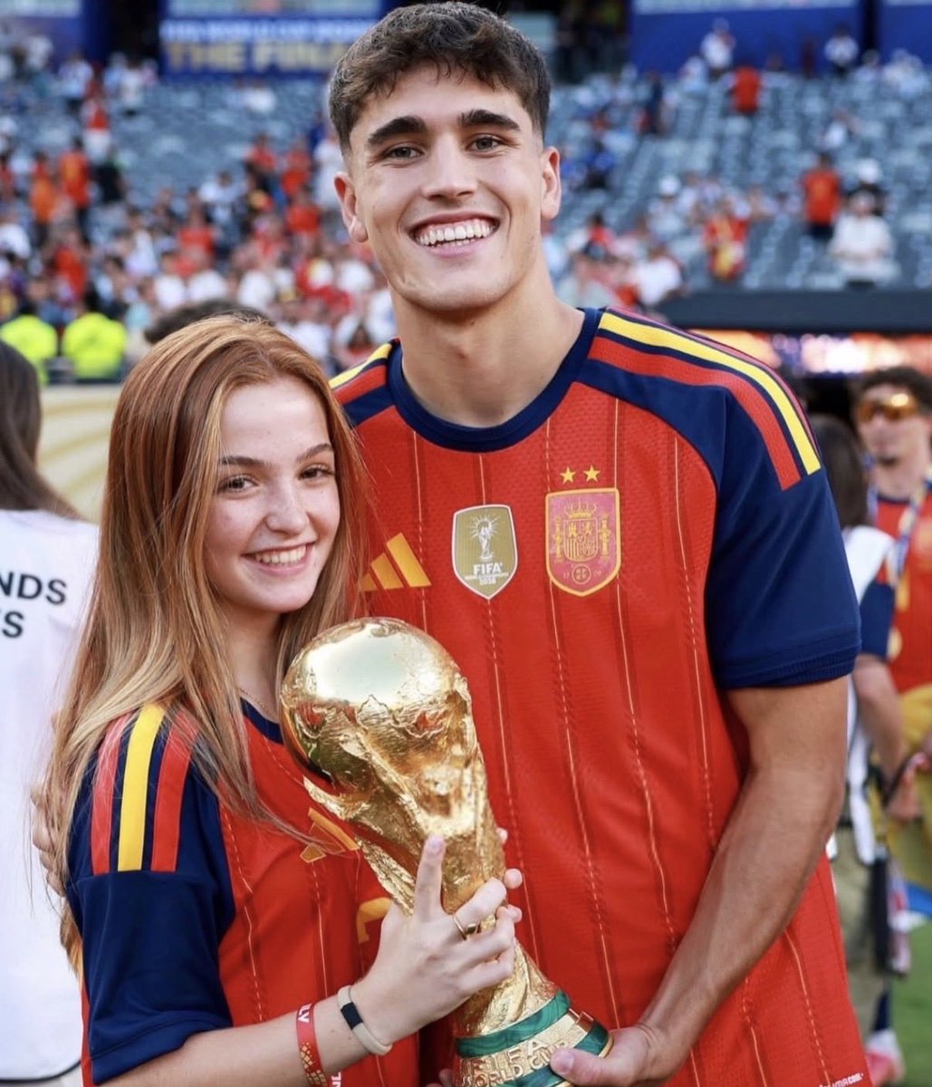 BarcaUniversal's tweet photo. Pau Cubarsi celebrating with his girlfriend. ❤️ https://t.co/dnmEqC5Bz3