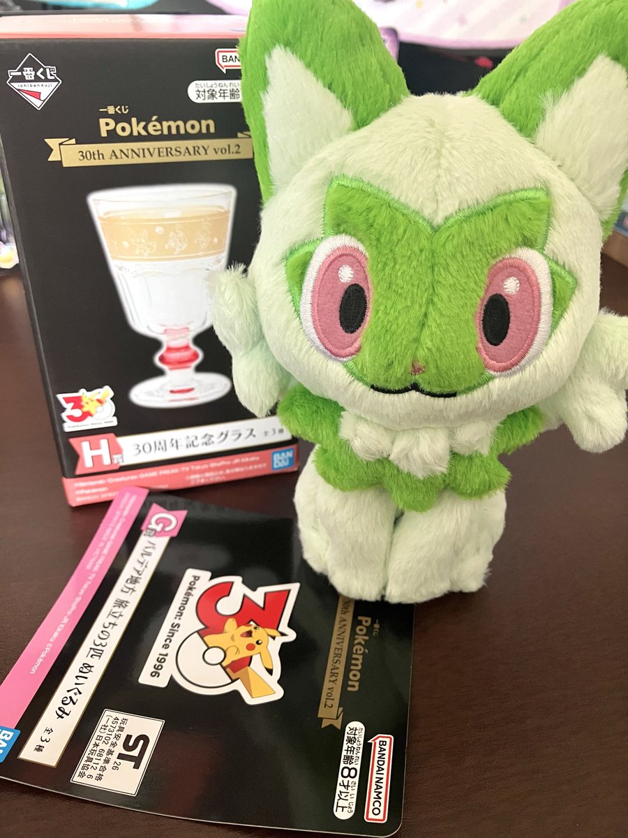 masamichiron's tweet photo. ポケモンのくじ引いた時の店員さんが可愛かった。G賞のぬいぐるみ引き当てた時は「ぬいぐるみですよ?!」と言われ、H賞引いた時は「すごくないですか！」って隣の店員さんにも言っとった。ぬいぐるみを3匹の中から選んだ時は「かわいい〜！」と言っとった。心が満たされた。 https://t.co/4F96kGem4e