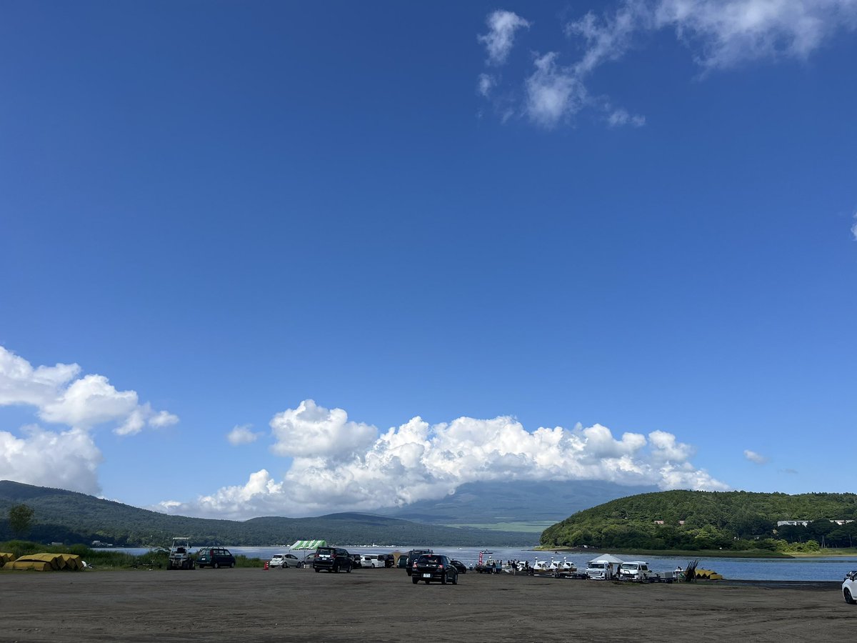 aosiro's tweet photo. 日差しが暑い... https://t.co/IbX5XbFB58