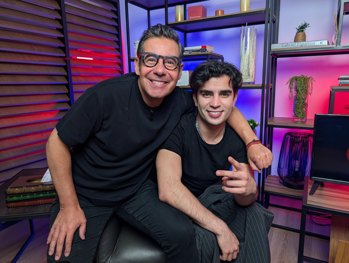 YordiRosado's tweet photo. ¡Seguimos en el estreno de LA ENTREVISTA con @ArnMercurio!

Les dejo algunas fotos de esta gran plática. Gracias por acompañarnos y por ser parte de esta conversación tan especial.

Si todavía no la ven, aún están a tiempo. ¡Los espero y quiero leer qué les está pareciendo! https://t.co/KWJPaLY5HX